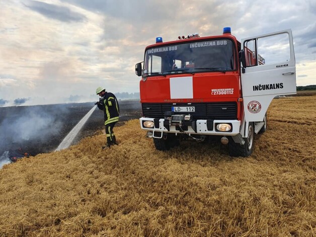 Inčukalna brīvprātīgie ugunsdzēsēji dzēš aizdegušos labības lauku.