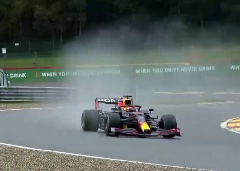 Lietainos laika apstākļos Verstapens svin uzvaru Beļģijas "Grand Prix" kvalifikācijā