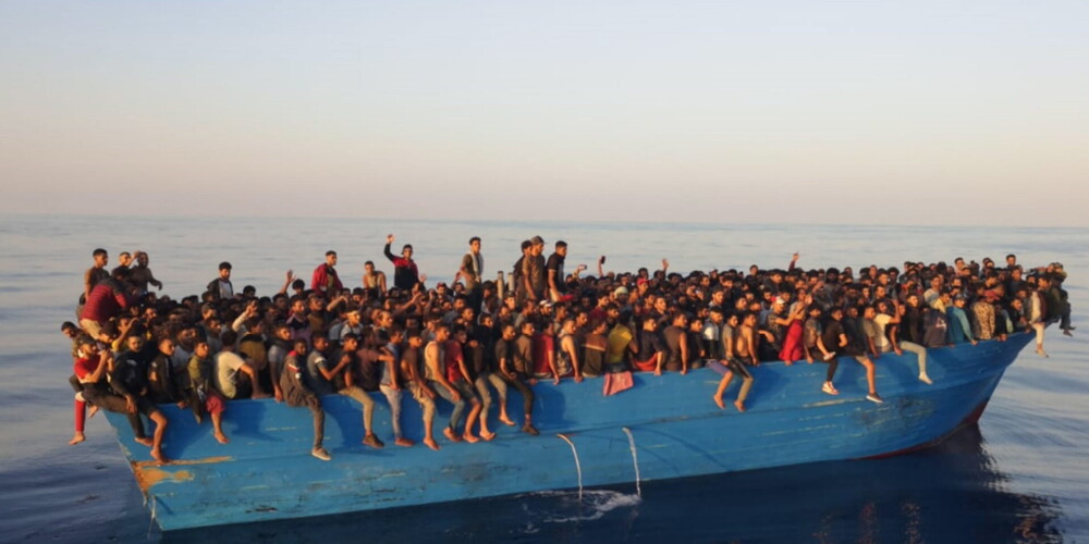 Впечатляющее фото: у берегов Италии спасли более 500 мигрантов