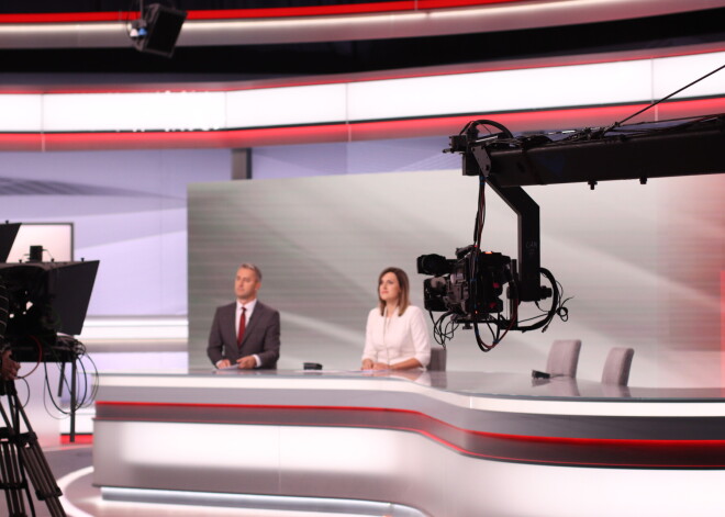 Scenogrāfijas centrālā ass ir ekrāni, absolūta nepieciešamība mūsdienu televīzijā. Tie ir speciāli viena laiduma ekrāni bez šuvēm, mazliet liekti malās. Arī pandēmijas laiks licis ieviest jauninājumus – ekrānu ir daudz, tie pielāgoti attālinātām sarunām, saziņai ar žurnālistiem un raidījumu dalībniekiem.