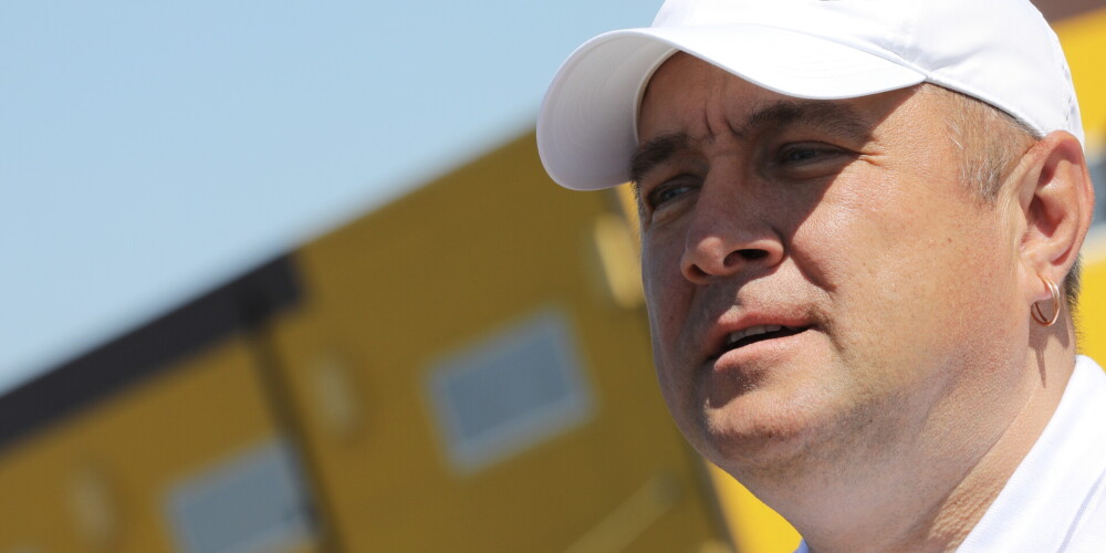 Aigars Apinis ir latviešu vieglatlēts, startē mešanas disciplīnās. 1992. gada 3. jūlijā viņš guva smagu kakla skriemeļa traumu, lecot ūdenī. A. Apinis startē F52 klasē, kas nozīmē, ka viņam ierobežota pirkstu darbība un nestrādā ceļi un vēders. Apinis tika atzīts par 2012. gada Eiropas Gada cilvēku Latvijā. 2019. gada paravieglatlētikas pasaules čempionātā Dubaijā izcīnīja zelta medaļu diska mešanā. A. Apinis dzīvo Birzgalē, kā arī Rīgā, par sasniegumiem sportā saņēmis Triju Zvaigžņu ordeni.