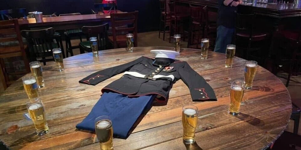 13 кружек пива на пустом столе: бары и рестораны почтили память погибших при взрывах в Кабуле военных