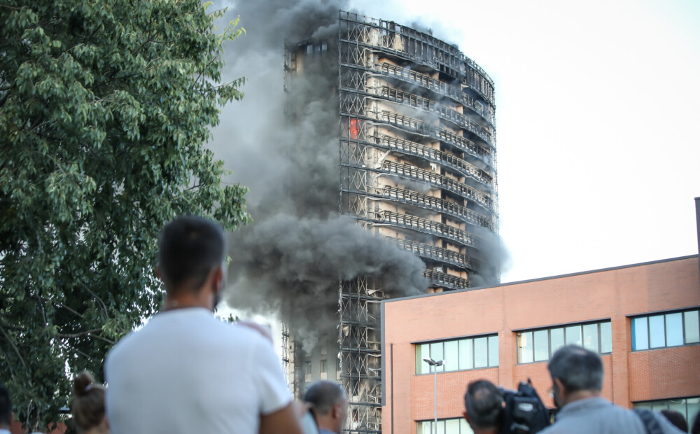 VIDEO: ugunsgrēks Milānā izposta 20 stāvu dzīvokļu māju