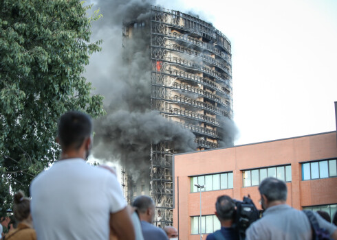 VIDEO: ugunsgrēks Milānā izposta 20 stāvu dzīvokļu māju