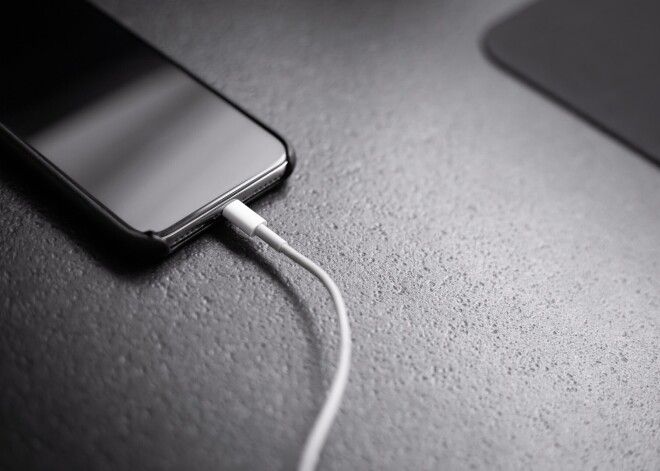 2-летняя девочка потрогала зарядное устройство для телефона и умерла