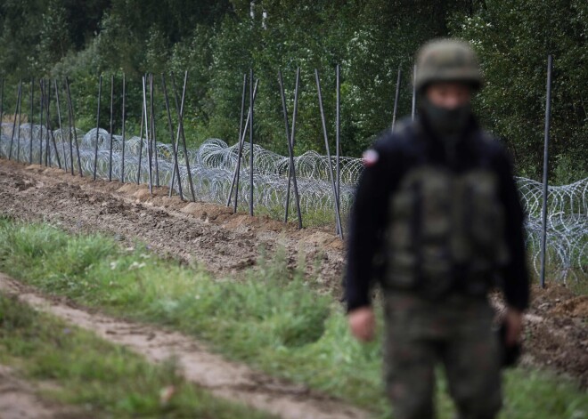 Polijā par robežžoga postīšanas mēģinājumu aiztur 13 aktīvistus