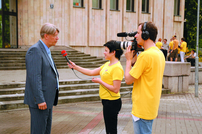 Inese Supe pirms daudziem gadiem, intervējot topošo Valsts prezidentu Valdi Zatleru.