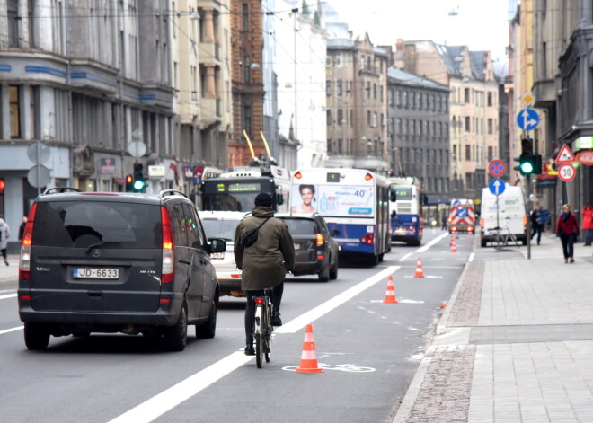 Čaka ielā piketēs pret velojoslu izmaiņām