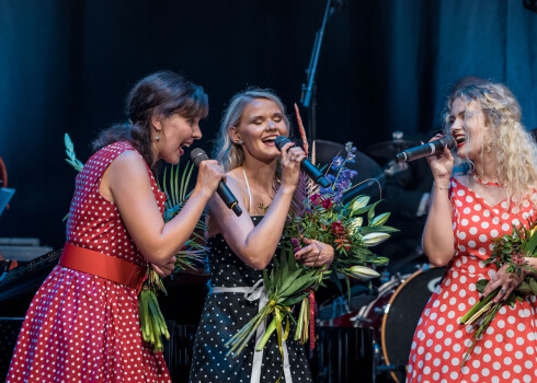 FOTO: Liepājā kolorītu dziedātāju trio dzirkstī ar džeza mūzikas pērlēm