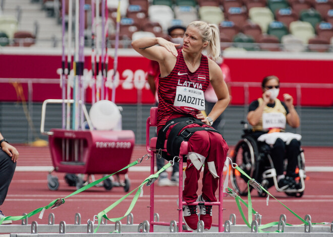 Latvijas sportiste Diāna Dadzīte Tokijas paralimpiskajās spēlēs sasniedza jaunu paralimpisko rekordu F-55 medicīnas grupā un izcīnīja bronzas medaļu šķēpmešanas sacensībās.