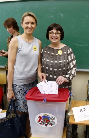 Ieva Ilvesa (no kreisās) un Baiba Rubesa.