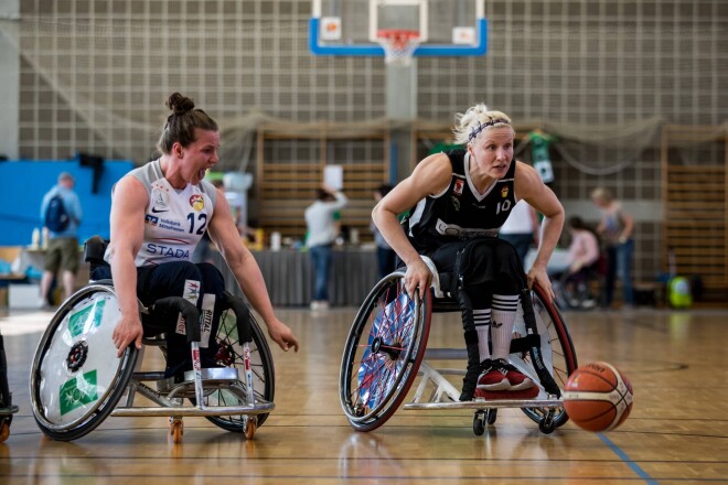 Dadzīte ratiņbasketbola laukumā.