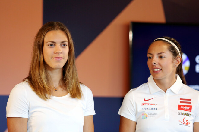 Tīna Graudiņa (no kreisās) un Anastasija Kravčenoka.