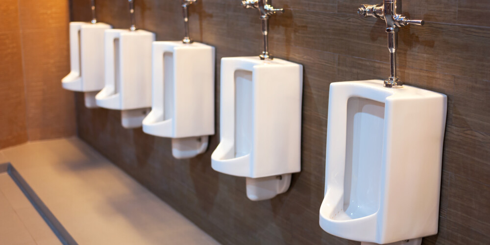 Kā lidosta Amsterdamā ar mušām samazināja tualešu uzkopšanas izmaksas