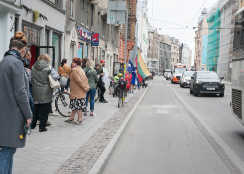 No Čaka ielas pazudusi velojosla; aktīvisti pauž neapmierinātību piketā