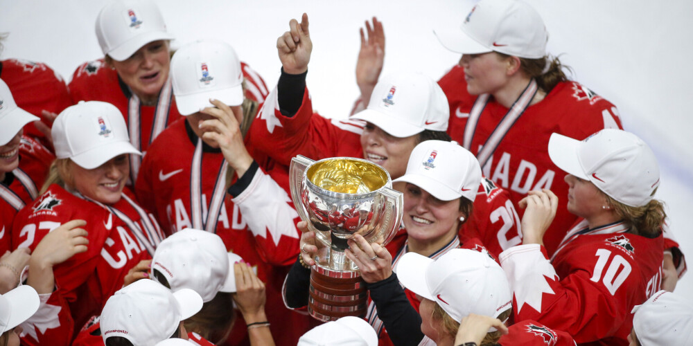 Kanādas hokejistes pēc astoņu gadu pārtraukuma triumfē pasaules čempionātā