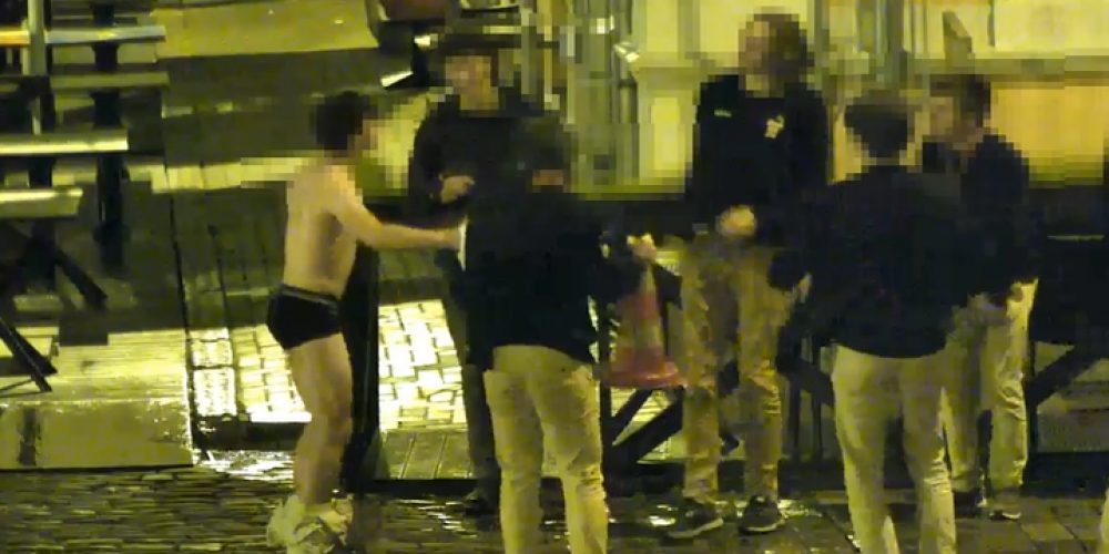 Взял в партнеры уличный конус: француза оштрафовали за голые танцы в Старой Риге