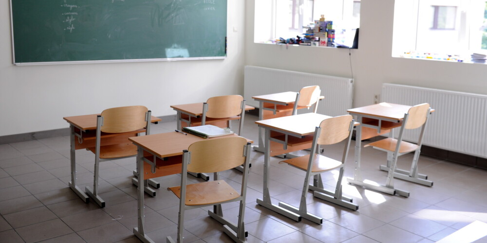 Даже не успели сесть за парты: одна из школ Латвии уже ушла на дистанционное обучение