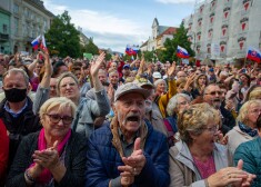 Slovākijā antivakseri protestē pret valdības Covid-19 politiku.