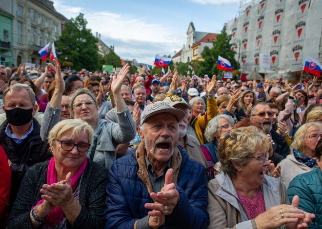 Slovākijā opozīcija un antivakseri protestē pret valdības Covid-19 politiku