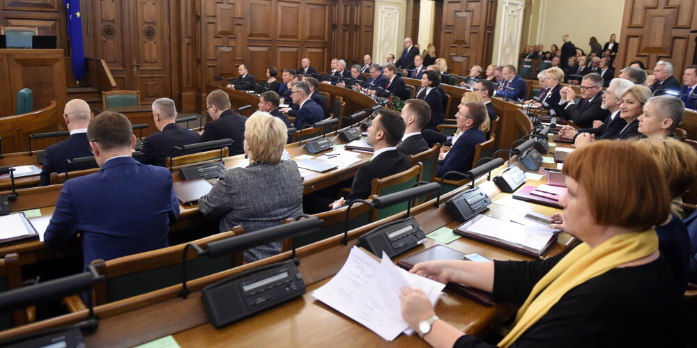 Сегодня впервые за долгое время пройдет очное заседание Сейма: некоторые депутаты без Covid-сертификатов