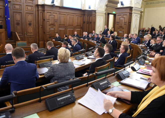 Сегодня впервые за долгое время пройдет очное заседание Сейма: некоторые депутаты без Covid-сертификатов