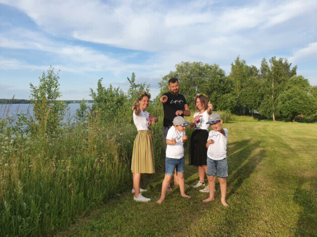 “Līgo ir mūsu ģimenes vismīļākie svētki; tajos apvienojam tradicionālo un moderno,” par savas ģimenes bildi teic izglītības un zinātnes ministre Anita Muižniece.