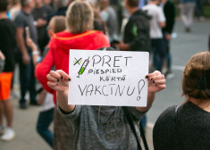 Protesta akcijā Rīgā pret obligāto vakcināciju atsevišķu nozaru pārstāvjiem 4. augustā.