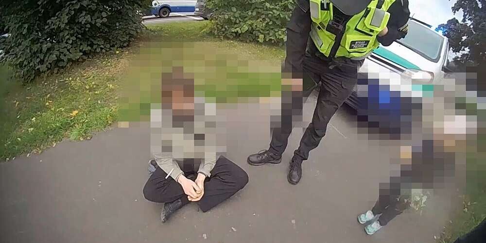 Пьяный мужчина в Пурвциемсе "присматривал" за 4-летним ребенком; то, что узнали в полиции, вызвало недоумение