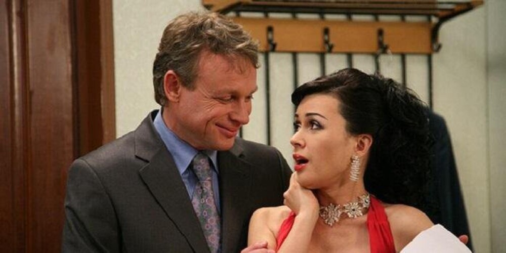 «Моя́ прекра́сная ня́ня» — российский комедийный телесериал производства «Амедиа» и «Sony Pictures Television», снятый по мотивам американского сериала «Няня» (1993—1999). Первые шесть сезонов транслировались на телеканале СТС с 27 сентября 2004 по 12 октября 2006 года. Показ седьмого сезона — с 9 ноября 2008 по 1 января 2009 года (сценарий седьмого сезона оригинальный).