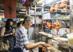 "Hawker Chan" nūdeles līdz šim tika uzskatītas par pasaulē lētāko "Michelin" atzīto maltīti, jo tā maksā vien 2,50 ASV dolārus.