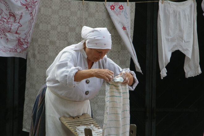  Izmazgāto veļu bija kārtīgi ar savām rokām jāizgriež.