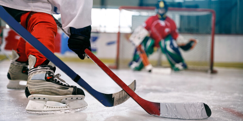 В субботу у детей по всей Латвии есть возможность поиграть в хоккей бесплатно