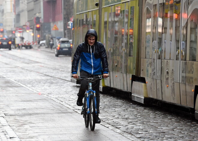 "Saskaņas" deputāti rosina aizliegt ar velosipēdiem un elektroskrejriteņiem pārvietoties pa gājēju trotuāriem