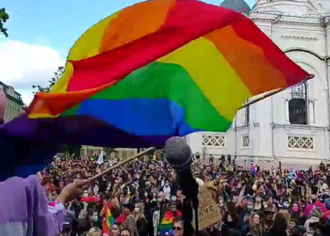 Kauņā noticis pirmais praids; LGBTQ+ pretinieki met olas; 20 cilvēki aizturēti