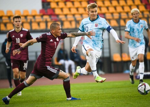 Latvijas futbola izlase Pasaules kausa kvalifikācijas turnīra spēlē zaudē Norvēģijai
