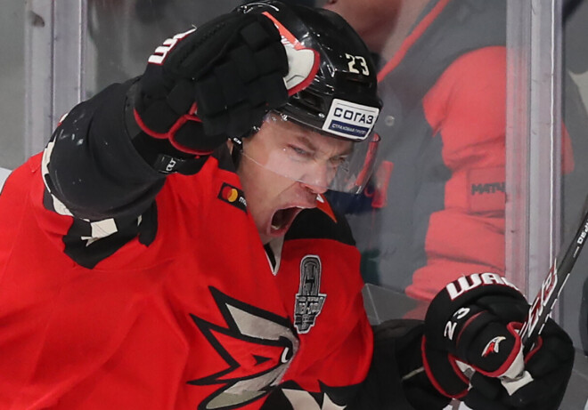 Baltkrievijas hokeja izlases uzbrucējs Andrejs Stass, kurš ikdienā spēlē Boba Hārtlija trenētajā KHL čempionvienībā Omskas "Avangard", ne tikai Aleksandru Lukašenko pazemīgi apsveicis dzimšanas dienā, bet arī visas komandas vārdā izteicis nožēlu, ka sportisti nav spējuši uzvarēt pretiniekus.
