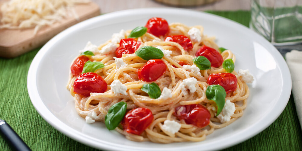 Spageti ar tomātiem un rikotas sieru