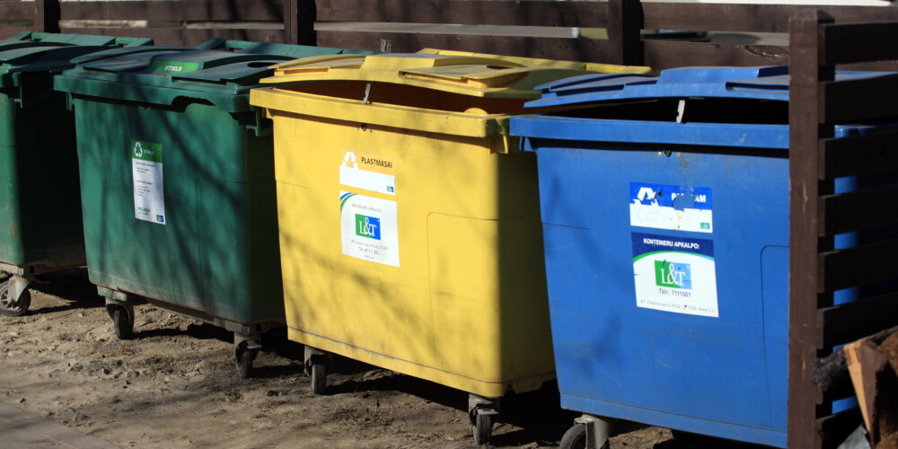 Sadzīves atkritumu tvertnes.