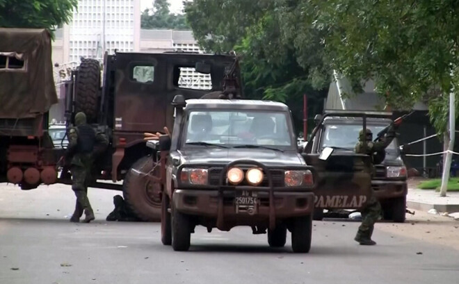 Valdības kvartālā bija dzirdamas apšaudes.