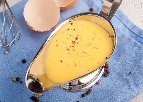 Holandes mērce jeb Sauce Hollandaise ir klasiska baltajām mērcēm, par kuru klīst mīti kā par kaprīzu dāmu, jo nekad nevarot zināt, vai tā sanāks vai ne, turklāt pagatavošana esot piņķerīga. Patiesība ir gluži citāda.