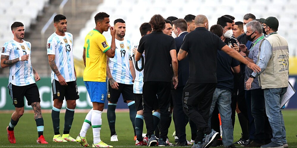 Скандал на матче Бразилия - Аргентина: полицейские выбежали на поле, чтобы депортировать четырех футболистов