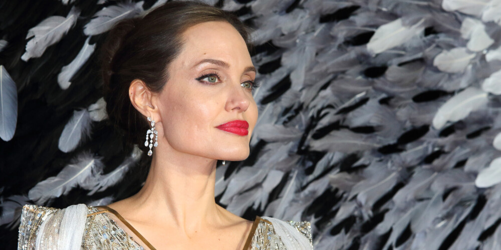 Анджелина Джоли обвинила Харви Вайнштейна в домогательствах; досталось и Брэду Питту