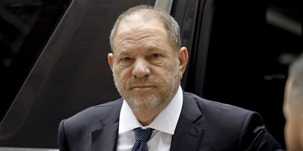 Ха́рви Вайнште́йн — американский кинопродюсер, бывший член правления и сооснователь компании Miramax Films, а также совладелец компании The Weinstein Company. Лауреат премий «Оскар» и BAFTA за фильм «Влюблённый Шекспир». Являлся одним из самых влиятельных продюсеров Голливуда.В октябре 2017 года Вайнштейна уволили из The Weinstein Company после того, как десятки актрис обвинили его в сексуальных домогательствах. В феврале 2020 года суд присяжных признал Вайнштейна виновным в сексуальном насилии и изнасиловании. 11 марта 2020 года был приговорён к 23 годам лишения свободы.