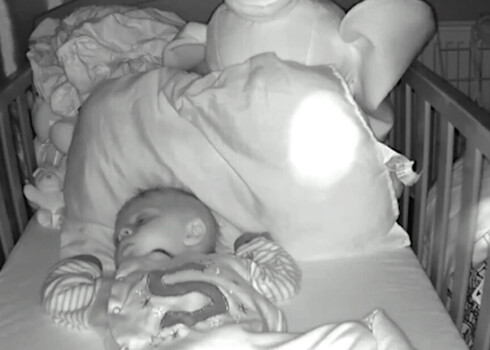 Orbi līdzās mazā Skota gultiņai.