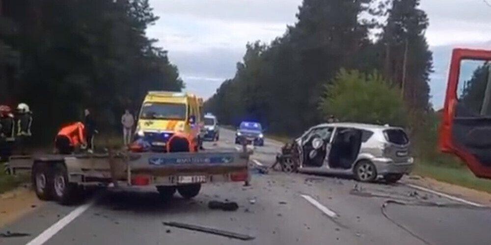 Pēc divu auto frontālās sadurmes satiksme bija bloķēta abos virzienos.