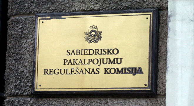 Sabiedrisko pakalpojumu regulēšanas komisijas uzdevums ir rūpēties par to, lai sabiedrībai tarifu kāpums nebūtu nepanesams slogs. Tomēr daudzi uzskata, ka komisija šo funkciju neveic.