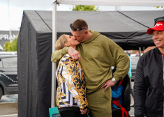 Ķengaragā uzvar mīlestība: Kambalu pāris iedvesmo skūpstīties uz ielas