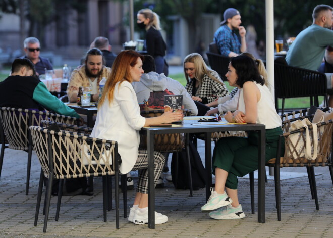 Saslimstība ar Covid-19 nedēļas laikā augusi visās Baltijas valstīs