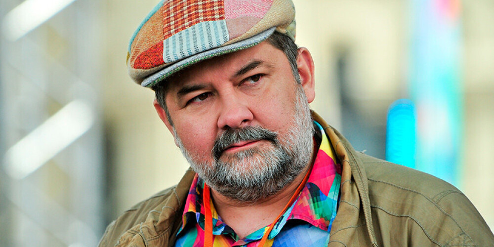 Русский писатель-фантаст. Называет свой жанр «фантастикой жёсткого действия» или «фантастикой Пути».Первые книги Лукьяненко вышли на рубеже 1980-х — 1990-х годов. Официальный сайт Лукьяненко утверждает, что в первых произведениях Лукьяненко сильно чувствуется подражание Владиславу Крапивину и Роберту Хайнлайну, однако писатель довольно быстро перешёл к творчеству в собственном оригинальном стиле.